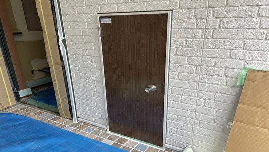 ダイノックシート施工前のドア