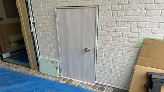 ダイノックシート施工後のドア